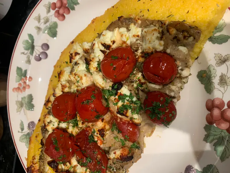 Gebackene Polenta mit Tomaten, Schafskäse und Bechamelsauce
