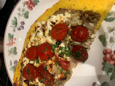 Gebackene Polenta mit Tomaten, Schafskäse und Bechamelsauce