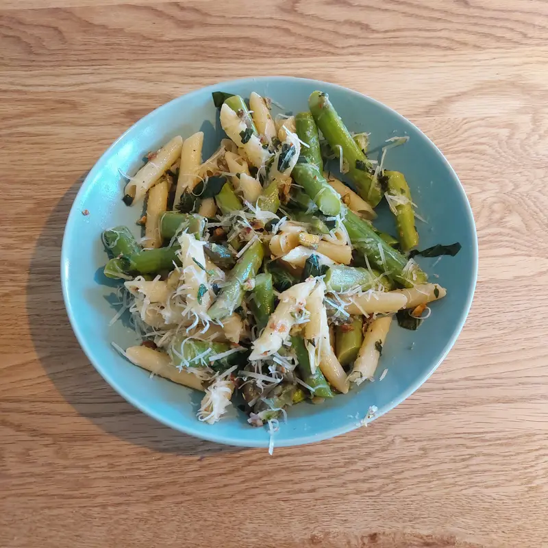 Pasta mit grünem Spargel in Zitronen-Buttersoße