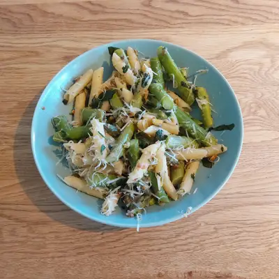 Pasta mit grünem Spargel in Zitronen-Buttersoße