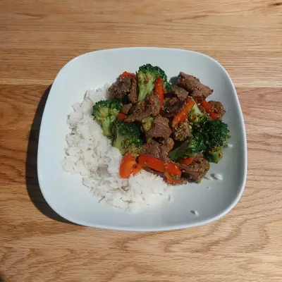 Wokpfanne mit Brokkoli und Rindfleisch